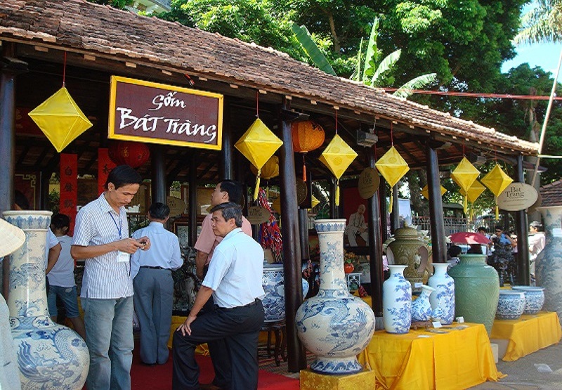 Hình ảnh khách hàng tham quan tại gốm sứ Bát Tràng