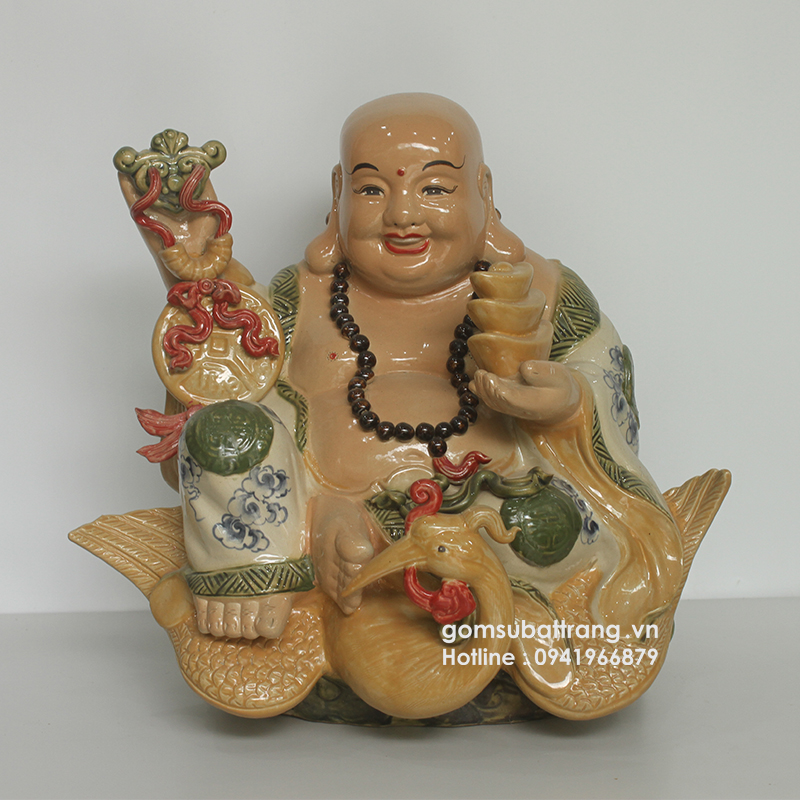 Chất liệu của tượng Phật Di Lặc là chất đất sét được bồi đắp nhiều phù sa màu mỡ, kết cấu dẻo.