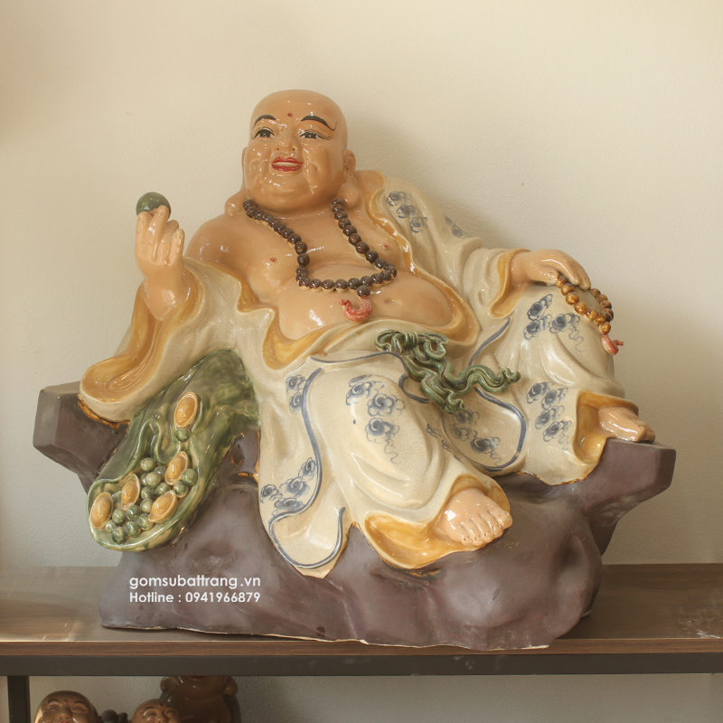 Tượng Phật Di Lặc ngồi gốc đào thiết kế đẹp, kiểu dáng độc lạ 