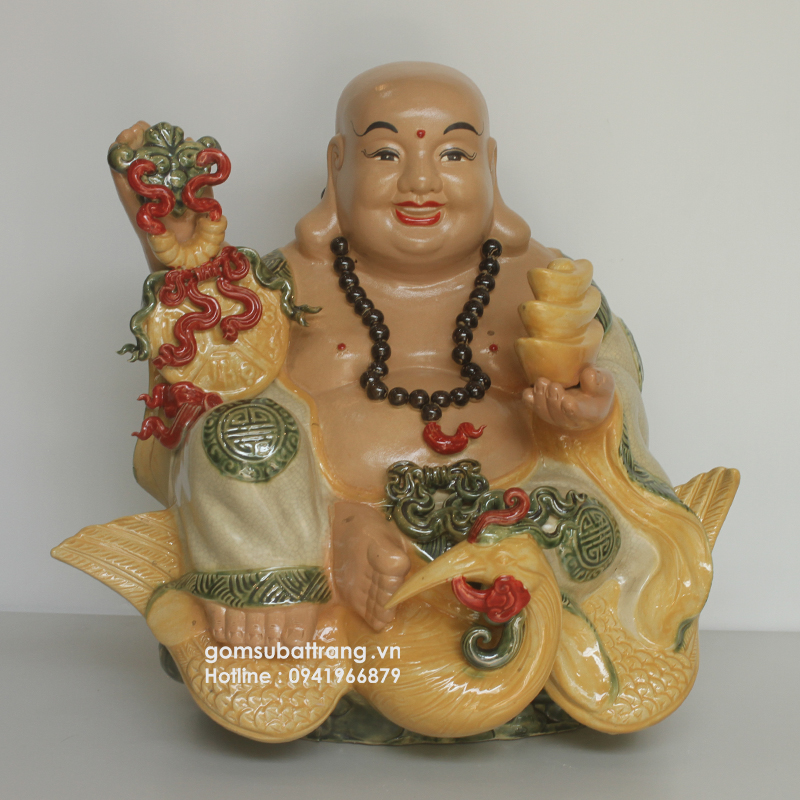 Tượng Phật Di Lặc để trên bàn thờ thần tài