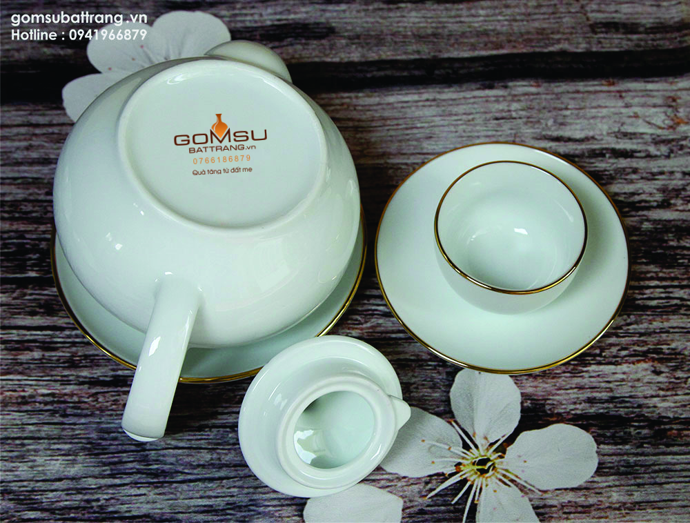 Bộ ấm trà quà tặng Bát Tràng được in  thương hiệu dưới đáy rất tinh tế, và sang trọng, với cam kết hàng chính hãng, chất lượng cao
