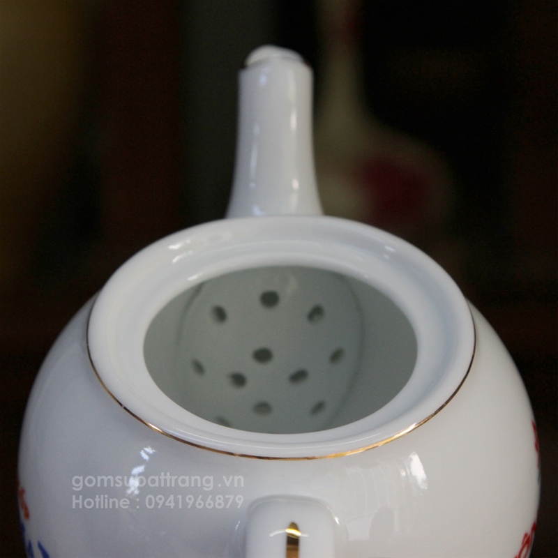Lỗ lọc trà được thiết kế theo kiểu tổ tò vò rất đẹp, giúp lọc hết bã trà và không bị tắc nước ở vòi ấm khi rót trà