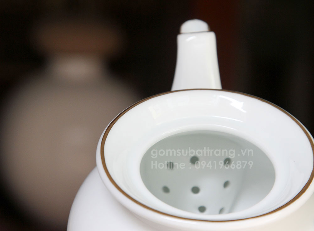 Chi tiets viền vàng kim 24k rất đẹp, cao cấp và sang trọng, lỗ lọc trà kiểu tổ tò vò giúp lọc hết bã trà và không bị tắc nước trong vòi ấm