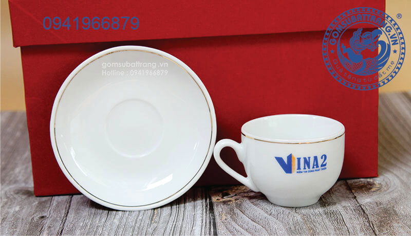Chi tiết đĩa , tách trà gốm sứ Bát Tràng làm quà tặng, thiết kế đẹp, men trắng vẽ vàng 24k, in logo đẹp sắc nét