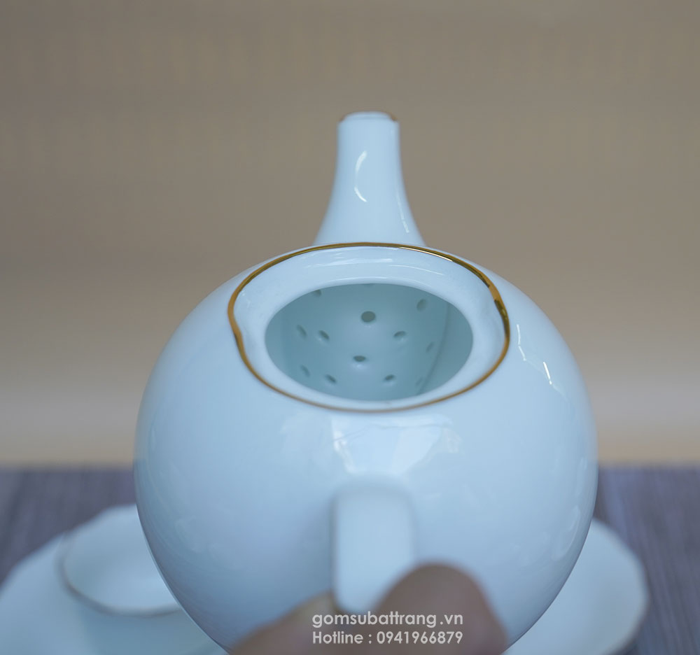 Lỗ lộc trà được đắp hình tổ tò vò, giúp ấm trà lọc hết bã trà mà không bị tắc khi rót trà