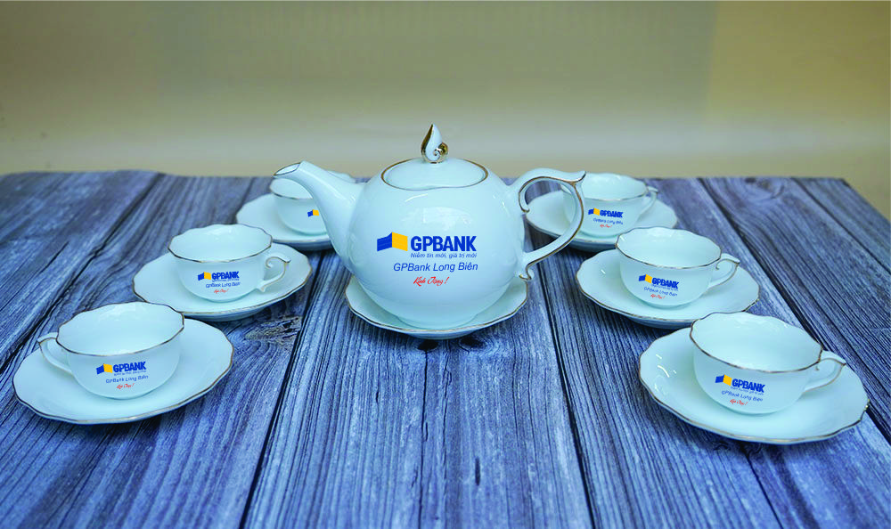 Tổng thể bộ chén uống trà men trắng, công nghệ in trong men giúp logo sắc nét và bền mầu vĩnh cửu
