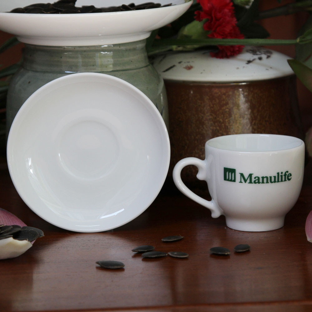 Đĩa và chén trà được thiết kế theo kiểu dáng hiện đại rất sang trọng và quý phái