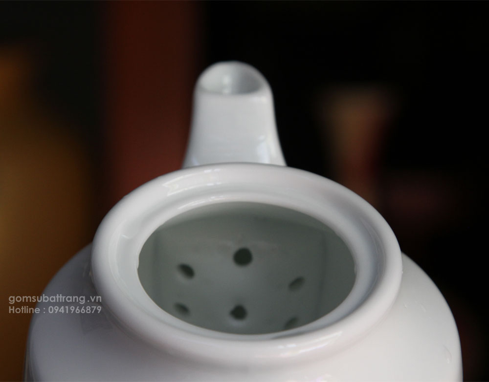 Lỗ lọc trà rất tinh tế được làm theo kieru tổ tò vò giúp lọc hết bã trà và không bị rắc nước tong vòi ấm