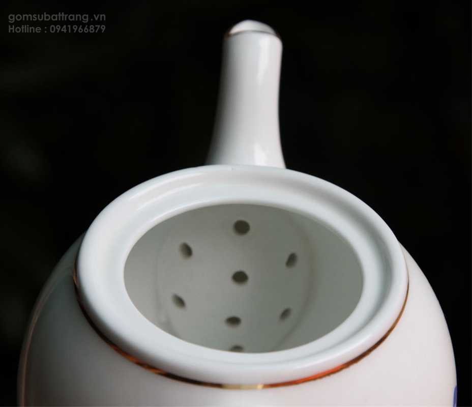 Nét tinh tế của lỗ lọc trà được thiết kế theo kiểu tổ tò vò giúp lọc hết bã trà và không bị tắc nước trong vòi ấm