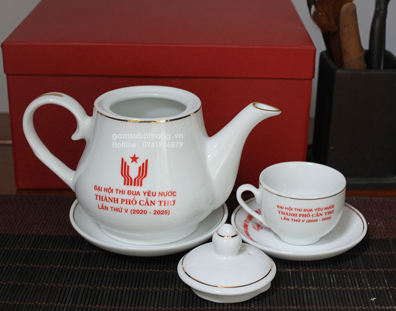 Quà tặng ấm chén Bát Tràng in logo với vung ấm thiết kế tinh tế, rất khít với miệng ấm, giúp ấm trà giữ nhiệt tốt và lưu hương trà được rất lâu