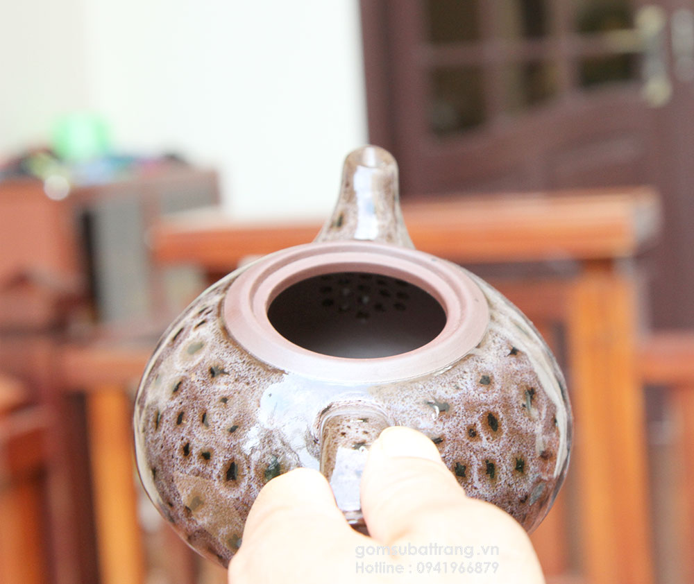 Lỗ lọc trà được thiết kế thông thoáng, lọc hết bã trà và không bị tắc nước trong vòi ấm