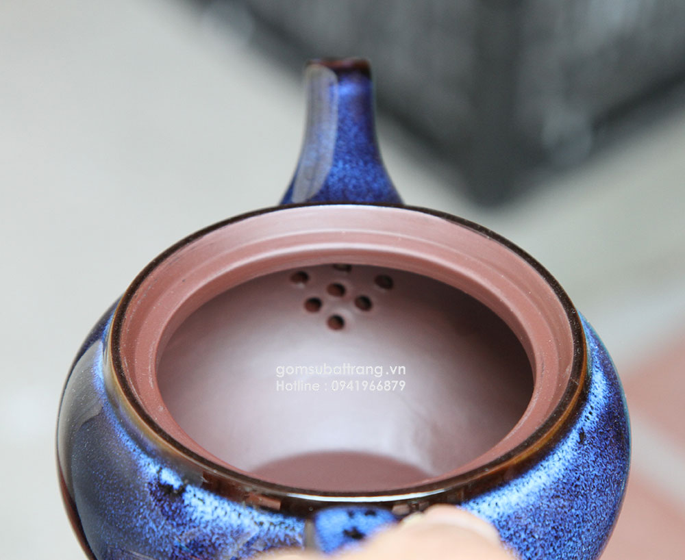Miệng ấm trà rộng tiện dụng trong viêc pha trà và đổ bã trà, lỗ lọc trà thông thoáng giúp ấm trà không bị tắc trong vòi ấm