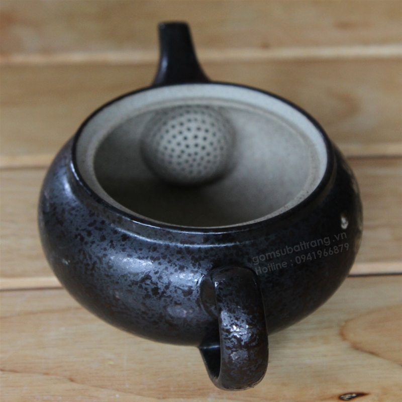 Chi tiết lỗ lọc trà được thiết kế rất tinh tế theo kiểu tổ tò vò, kín đáo nhưng rất đẹp, giúp lọc hết bã trà và không bị tắc nước ở vòi ấm