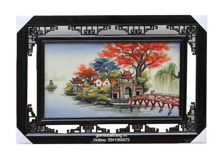 bứcTranh Bát tràng giá rẻ vẽ cầu Thê Húc, đền Ngọc Sơn được khắc hoạ một cách rõ nét và chân thực