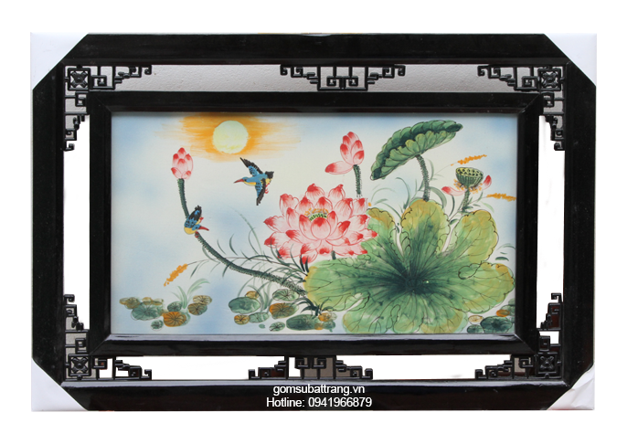 Treo một bức tranh sứ ốp tường vẽ hoa sen chim bói cá trong nhà sẽ đem lại nhiều thuận lợi, may mắn.