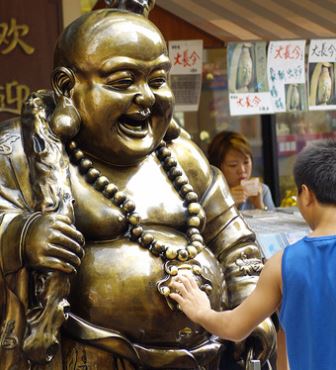 Xoa bụng tượng Phật Di Lặc sẽ mang đến niềm vui và hạnh phúc cho bạn