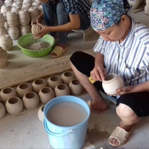 Làng gốm Bát Tràng thay đổi như thế nào trong cơn bão giá cả