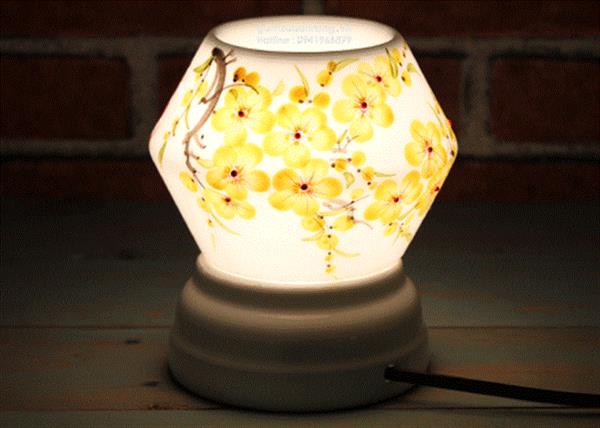 Mua đèn xông tinh dầu tại Đà Nẵng vẽ hoa mai vàng