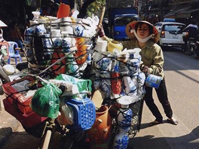 Tại sao xe thồ bán hàng gốm sứ rong trên phố lại rẻ hơn tại cửa hàng bán gốm sứ Bát Tràng